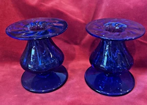 PAR DE VELAS DE VIDRIO ARTÍSTICAS FIRMADAS RICK STRINI COBALTO PROFUNDO FIRMADAS IMPRESIONANTE - Imagen 1 de 16