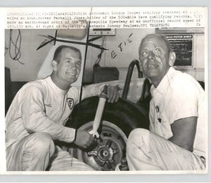 Rennfahrer PARNELLI JONES mit Mechaniker J Poulsen Vintage 1963 Pressefoto - Bild 1 von 2