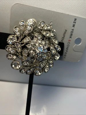 Vintage Inspired Clear Crystal Floral Corsage Silver Stone. Brooch. - Image 1 of 4