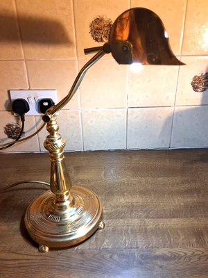 VINTAGE ADJUSTABLE BRASS BANKER'S TABLE LAMP - Image 1 of 4