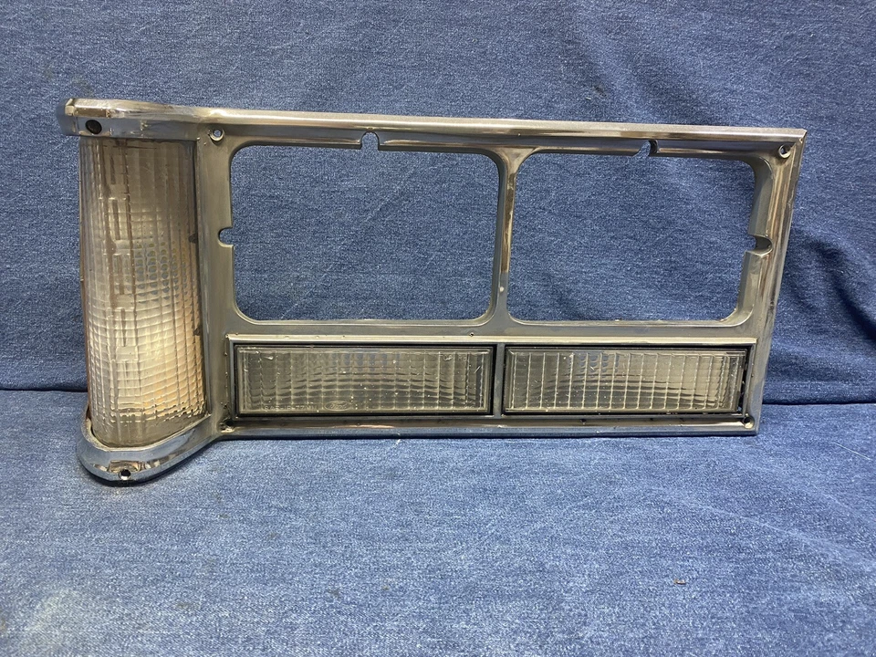 Lincoln Versailles 1977 1980 DERECHA luz de estacionamiento señal de giro faro bisel DN Foto 1 de 4