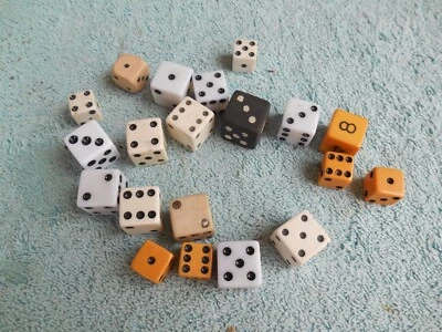 VINTAGE 30 YEAR COLLECTION OF 20 ASSORTED DICE - Image 1 of 4