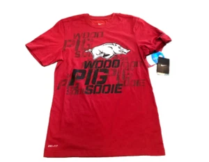 Nueva con etiquetas Camiseta pequeña de algodón Arkansas Razorbacks ""Wooo Pig Sooie"" Nike Dri-Fit - Imagen 1 de 1