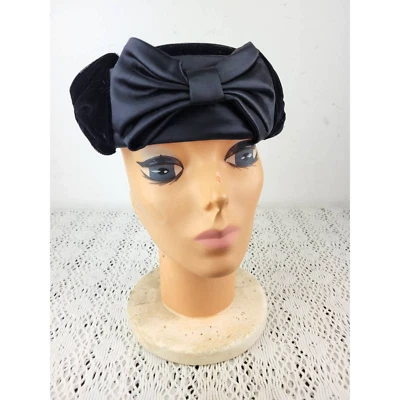 Vintage 1940s / 1950s Black Velvet Satin Bows Church Wedding Pillbox Hat - Image 1 of 4