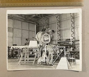 70's Singapore photo servicing McDonnell Douglas A-4S Skyhawk figher plane - Picture 1 of 2