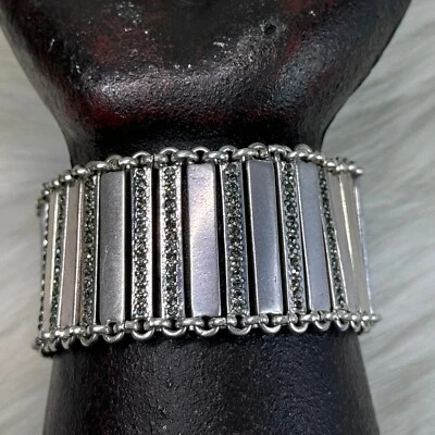 Pulsera Kenneth Cole de eslabones tono plata con cierre magnético de pedrería Foto 1 de 4