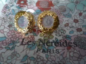 SPLENDIDES BOUCLES OREILLES CLOUS "LES NEREIDES" CRISTAL ROND/DORE/NEUF/POCHON - Foto 1 di 3