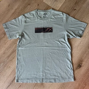 Uniqlo UT MFA Katsushika Hokusai T-Shirt Rainstorm Beneath Summit Green M - Bild 1 von 13
