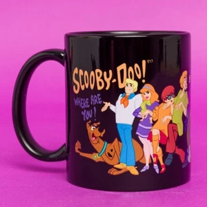 Offizielle Scooby Doo Spooky Line Up schwarze Tasse - Bild 1 von 4