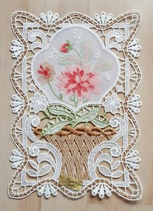 Plauener Spitze - Fensterbild - Spitzenbild - Größe 28 x 18 cm - Blumenkorb - Bild 1 von 1