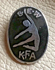 S.E.W. (?) K.F.A. INSIGNIA PIN TONO PLATA NEGRO ASOCIACIÓN KEEP FIT - Imagen 1 de 3