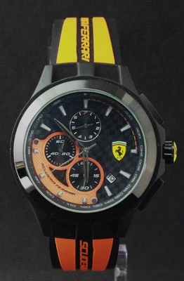 Reloj de cuarzo clásico Ferrari cronógrafo en esfera negra e indicador de fecha para hombre. Foto 1 de 4