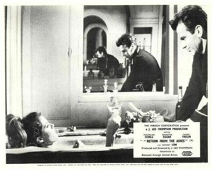 Return From the Ashes Orig Lobby Card Maximilian Schell Samantha Eggar bathing