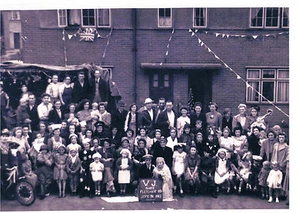 FOTOGRAFÍA VJ DÍA CELEBRACIONES FLETCHER ROAD IPSWICH SEPTIEMBRE 1945 - Imagen 1 de 2