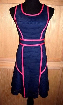 Vestido Cynthia Rowley azul marinho renda de crochê com acabamento rosa fit & flare - MSRP $99 - Imagem 1 de 4