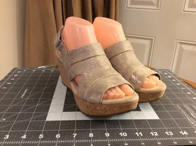 Sandalia de cuña para mujer CLARKS Annadel marfil gamuza estaño talla 9 Foto 1 de 4