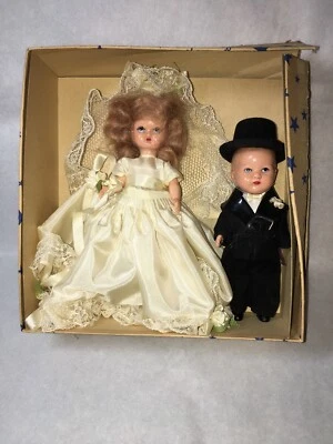 Muñeca Hollywood de colección NOVIA Y NOVIO PLÁSTICO DURO CON CAJA HERMOSA #SB como se encuentra Foto 1 de 4