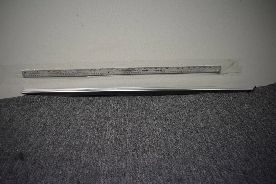 Tira de ventana de puerta delantera izquierda Mercedes Benz C300 W204 2008-2014 OEM de fábrica Foto 1 de 4