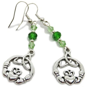 Pendientes de cuentas de vidrio verde y claddagh en tono plateado de San Patricio de SoniaMcD - Imagen 1 de 13