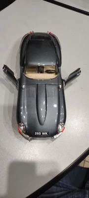 JAGUAR E TYPE 1961 - 1/18 1:18 BURAGO - COLORE RARO - NO BOX - USATO - Immagine 1 di 4