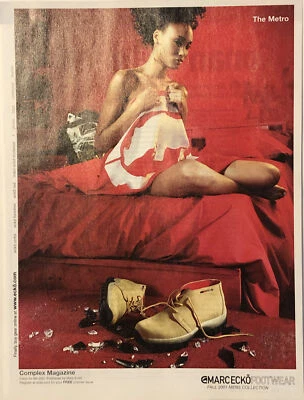 Anuncio impreso de calzado Marc Ecko 2001 mujer desnuda dormitorio rojo - The Metro de colección años 2000 Foto 1 de 4