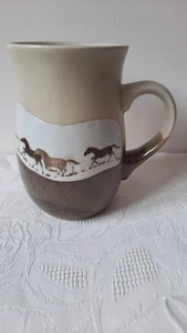 Otagiri Steingut Keramik Kaffeebecher beige & hellbraun wild laufende Pferde - Bild 1 von 6
