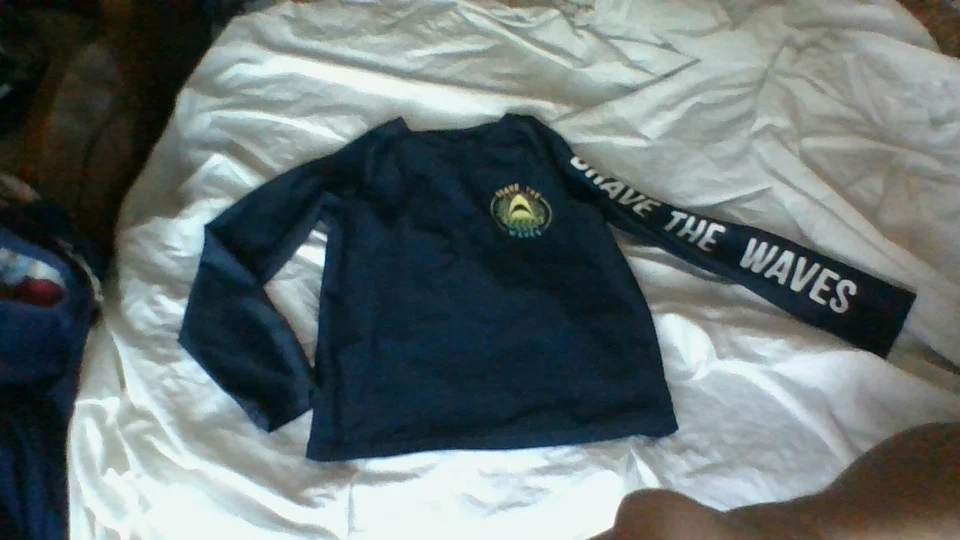 Blusa de banho Oshkosh tamanho 6 "BRAVE THE WAVE" Shark Long Slv *Falhas: Snags/Pilling - Imagem 1 de 4