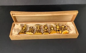 Vintage japanische sieben Glücksgötter Figur in Holzkiste - Bild 1 von 15
