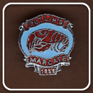 BUTLINS MARGATE HOLIDAY CAMP 1956 RED LABELS RED LOBSTER ORIGINAL ENAMEL BADGE - Picture 1 of 2