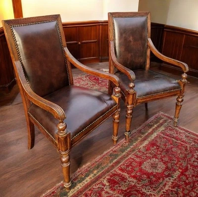 Requintado par de poltronas de couro mogno estilo regência - Imagem 1 de 4