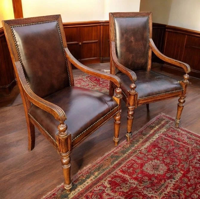 Requintado par de poltronas de couro mogno estilo regência - Imagem 1 de 4