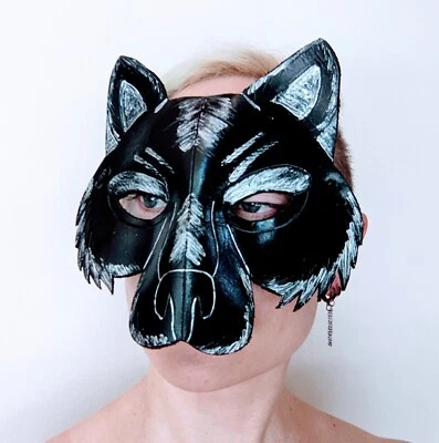Máscara de lobo de cuero negro hecha a mano con pintura plateada Foto 1 de 3