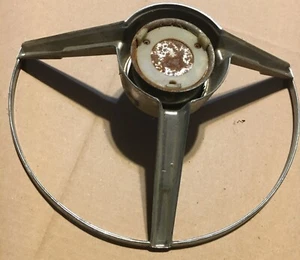 + VECCHIO MODELLO!!! Vintage PONTIAC Vintage Anni '50 Anello Corno Volante Bottone - Foto 1 di 4