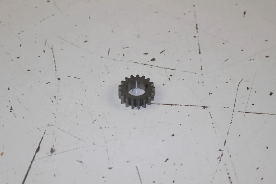 1975-84 NOS YAMAHA XS650 Crankshaft Oil Pump DRIVE GEAR PART # 256-13324-01 - Image 1 of 1