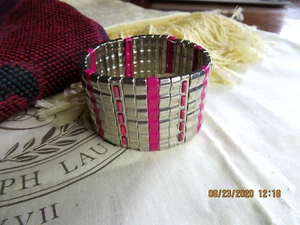 Macy's Neu mit Etikett silberfarbenes Metall & elektrisch rosa Emaille breiter Stretch Armreif Armband - Bild 1 von 11