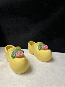 2 zapatos amarillos holandeses vintage McCoy Pottery 1940-1960 zueco maceta rosa rosa - Imagen 1 de 9