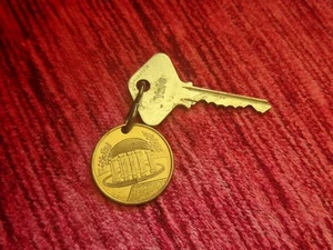 Vintage Greenbrier Resort Hotel C&O Railroad Gold Tone Room 1218 Key Fob - Picture 1 of 2