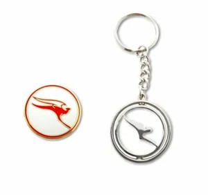 SET OF 2 QANTAS AUSTRALIA RETRO ROUND LOGO PIN & ROUND SILVER SPINNING KEYRING - Foto 1 di 1