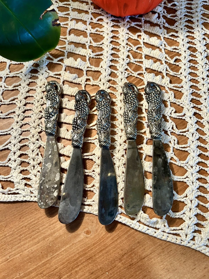 Cuchillos esparcidores de queso de plata Art Nouveau vintage con diseño de vid de uva Foto 1 de 4