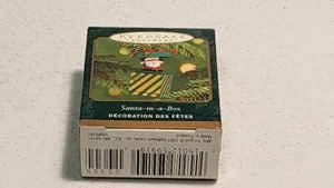 Hallmark Keepsake Miniature 2001 Santa-in-a-Box - Imagen 1 de 3