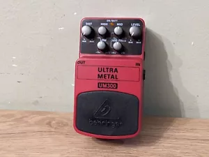 Pedal efectos de guitarra distorsión pesada Behringer UM300 Ultra Metal (rosa) - Imagen 1 de 7