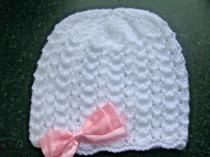HAND KNITTED BABY WHITE BEANIE HAT WITH PINK/WHITE SPOT BOW SIZE NEW BORN (6) - Picture 1 of 2