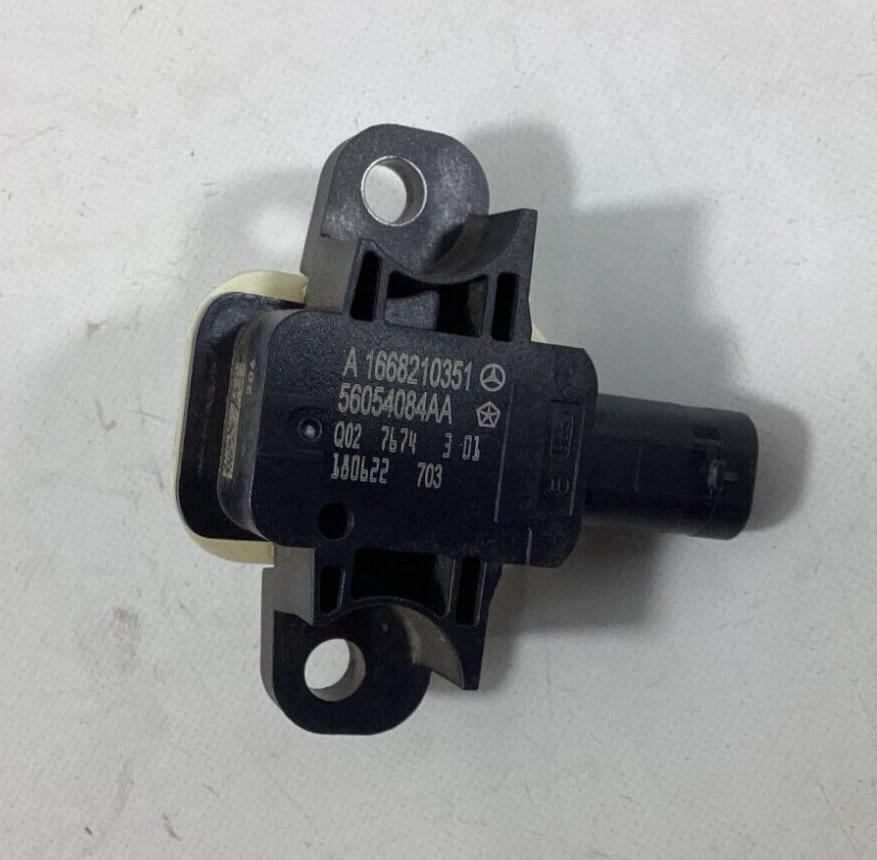 Sensor lateral izquierdo y derecho Mercedes-Benz CLA250 2014-2016 A1668210351 OEM. Foto 1 de 4