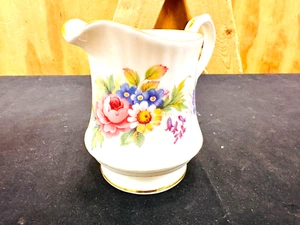 Vintage Royal Windsor Bone China Milchkännchen - Blumenmuster - zwei verfügbar - Bild 1 von 8