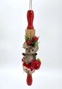 Vintage kleine graue Maus mit Apfel auf Holz Nudelholz Weihnachtsschmuck - Bild 1 von 7
