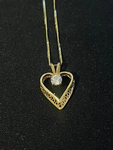 Colgante de corazón de oro amarillo de 9 quilates con sello con piedra blanca y cadena de eslabones de 9 quilates - Imagen 1 de 6