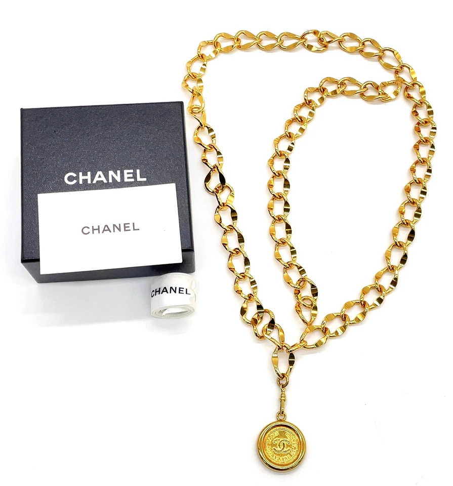 Cinto amuleto medalhão corrente entrelaçada couro Chanel 94P autêntico com caixa SKP070040 - Imagem 1 de 4