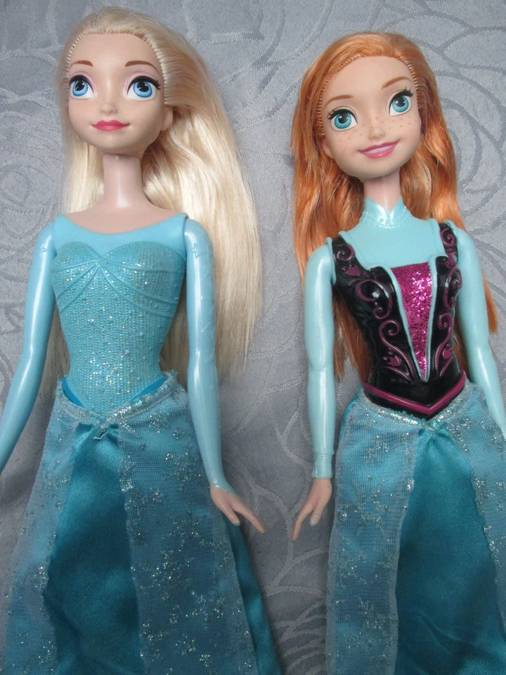 Barbiepuppen: Anna und Elsa, mit aufgedruckter Kleidung - Bild 1 von 3