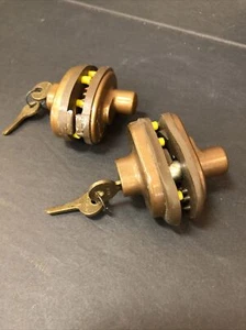 Menge 2 Master Trigger Locks Vorhängeschlösser mit je 2 Schlüsseln - Bild 1 von 8