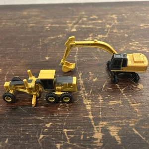 Ertl 1/64 Scale John Deere Road Grader And Excavator plastic toys - Picture 1 of 4